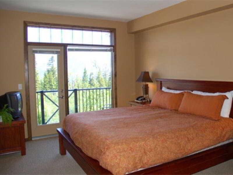 Glacier Mountaineer Lodge Golden Room photo