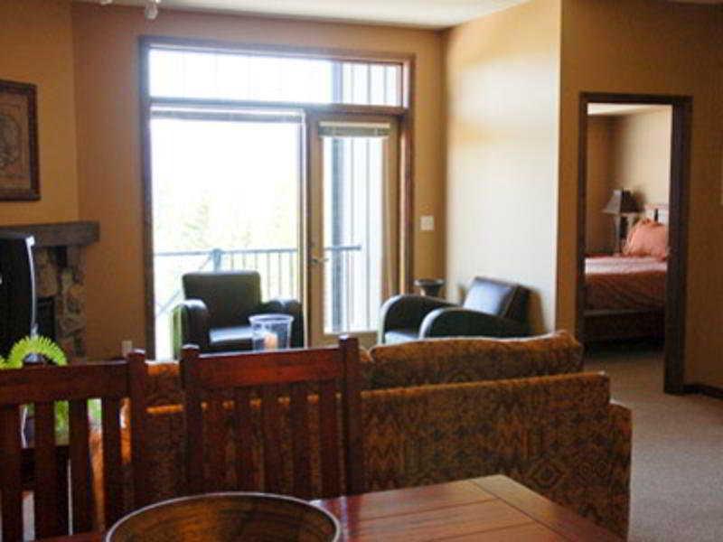 Glacier Mountaineer Lodge Golden Room photo